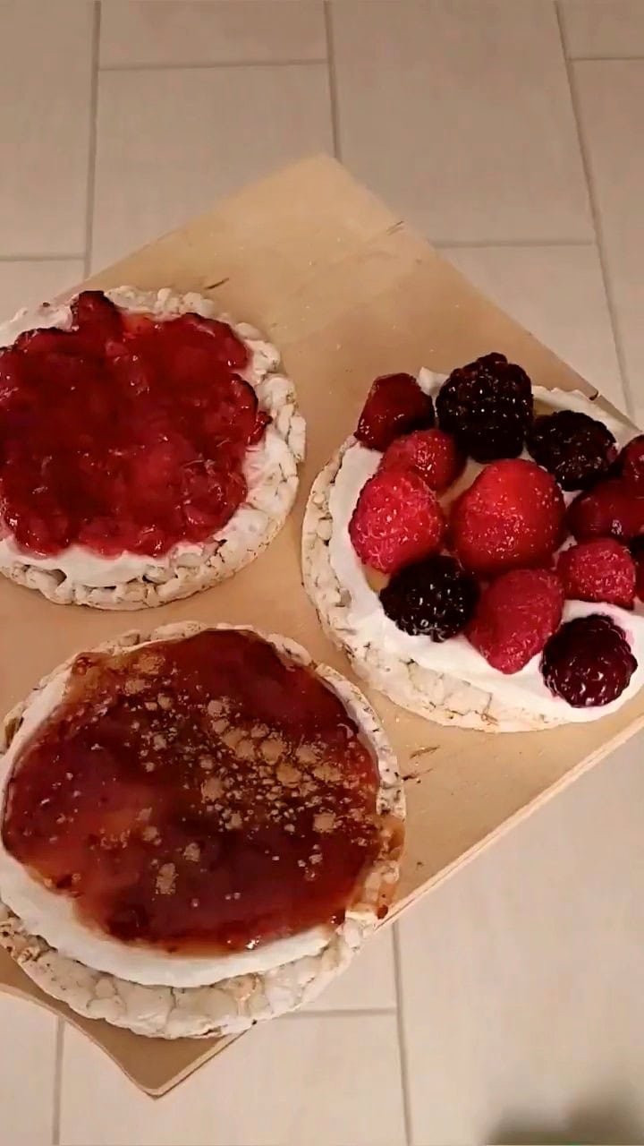 Healthy Rice Cake Toppings, Easy Yogurt and Fruit Snack Ideas