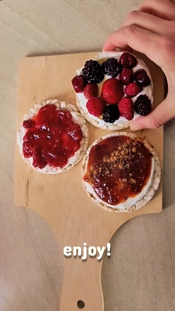 rice cakes with greek yogurt and healthy toppings like berries and jam