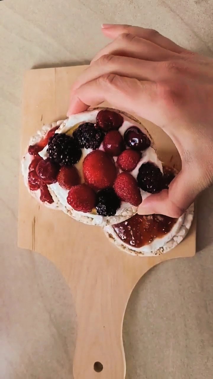 rice cakes with yogurt topped with strawberry jam