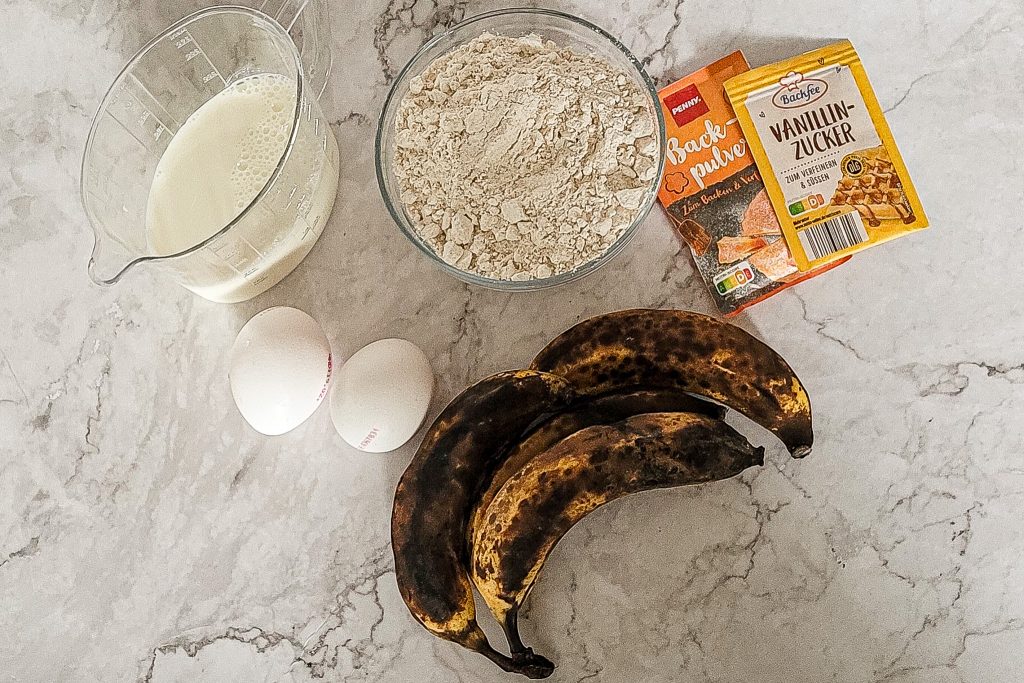 Bananas, flour, milk, eggs, vanilla sugar for healthy pancakes.