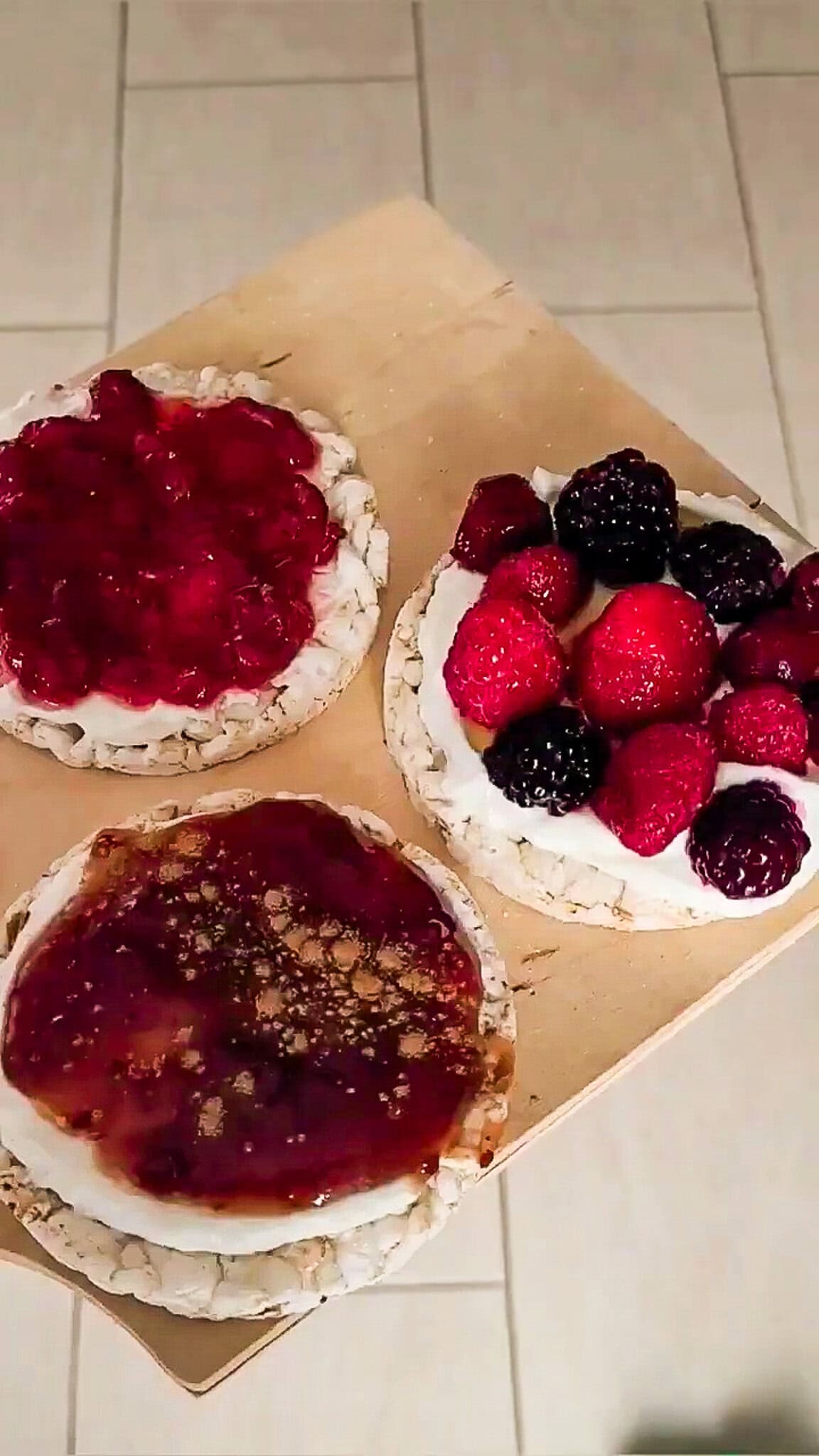 Rice cakes topped with berries and jam, healthy snack ideas for quick eating.