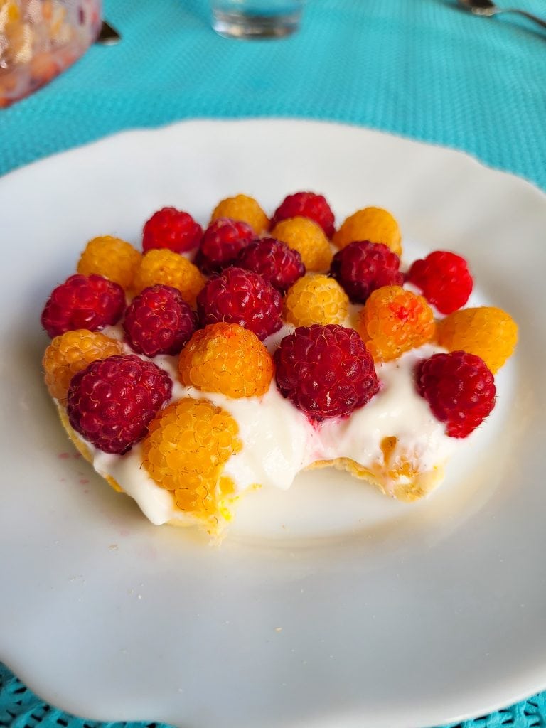 Rice cakes with fresh raspberries and golden berries for a healthy snack.